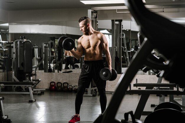 what is SARMs: man in gym using SARMs